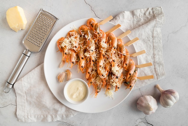 Assiette plate avec brochettes de crevettes