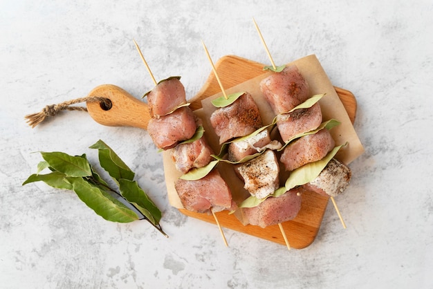 Assiette plate avec des brochettes de viande crue