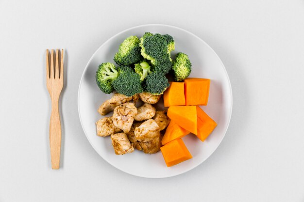 Assiette plate avec carottes et brocoli