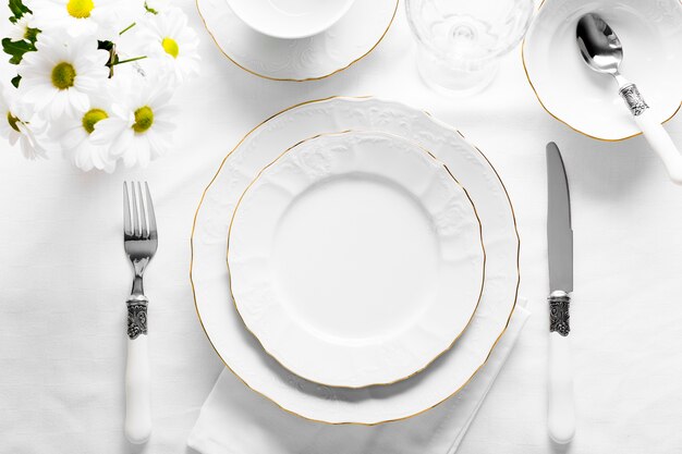Assiette plate décoration blanche