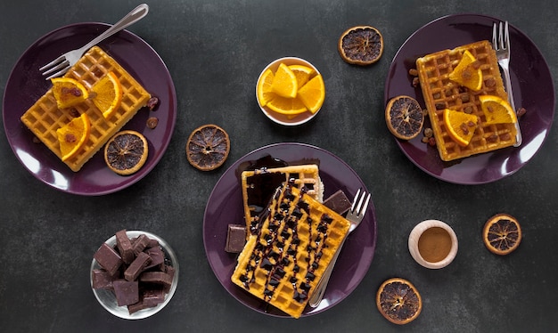 Photo gratuite assiette plate avec des gaufres et du chocolat