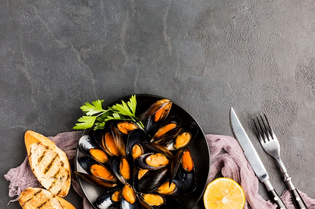 Assiette plate de moules cuites avec espace de copie