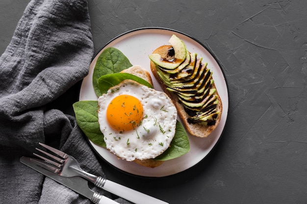 Assiette plate avec oeuf au plat