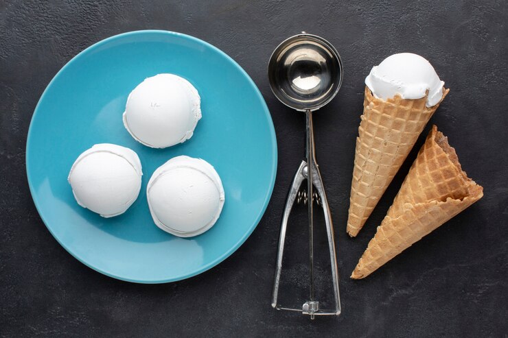 Photo gratuit assiette plate avec des tasses de crème glacée