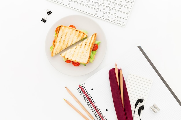 Photo gratuite assiette plate avec toast pour le petit déjeuner au bureau