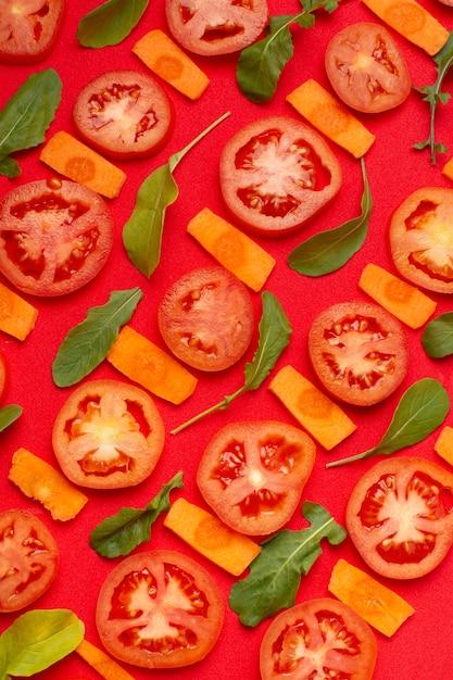 Photo gratuite assiette plate avec tomates en tranches