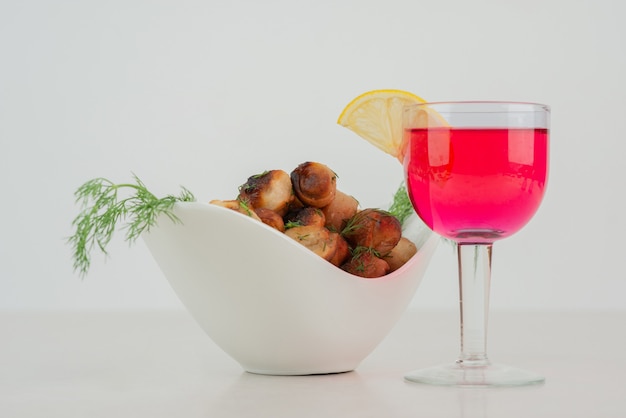 Assiette de pommes de terre frites et verre de jus.