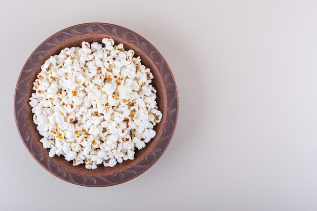 Assiette de pop-corn salé pour soirée cinéma sur fond blanc. Photo de haute qualité