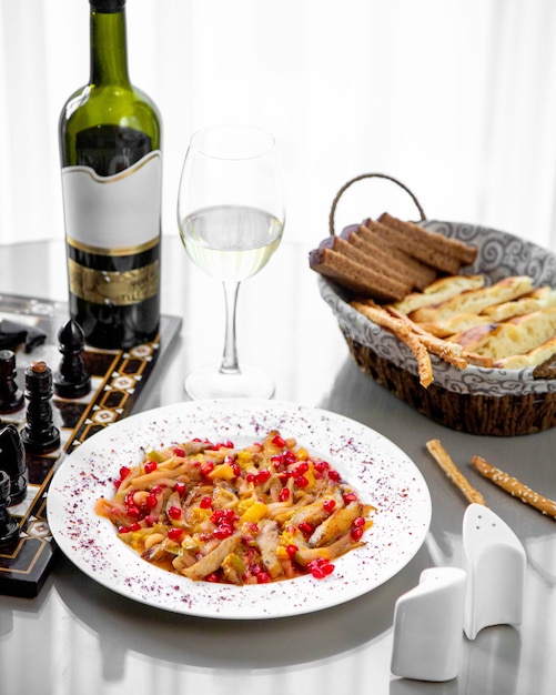 Photo gratuite une assiette de ragoût de légumes servi avec du vin blanc et du pain