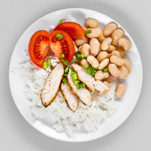 Assiette de riz et de haricots