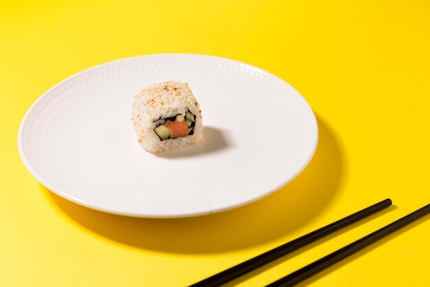 Assiette avec un rouleau de sushi