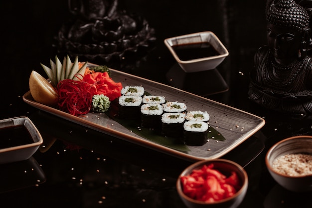 Assiette de rouleaux de sushi avec apéritifs.