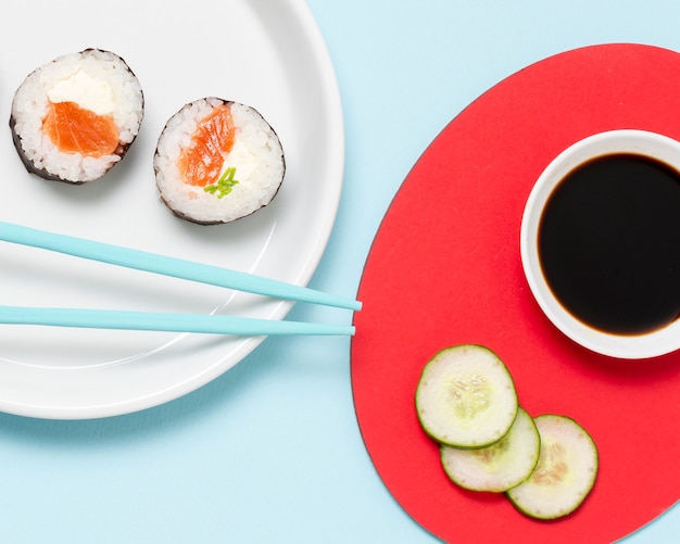 Assiette avec des rouleaux de sushi frais