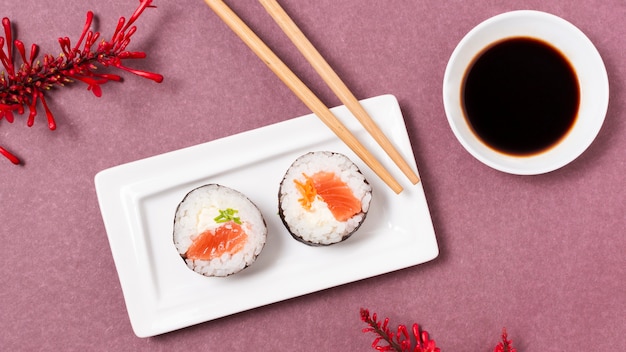 Photo gratuite assiette avec des rouleaux de sushi