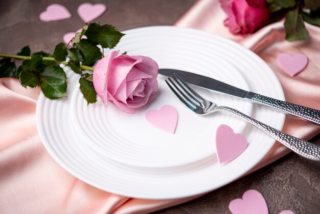Assiette Saint Valentin avec rose et coeurs
