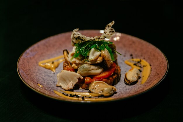 Assiette de salade de fruits de mer avec sauce. Présentation moderne Nourriture de restaurant.