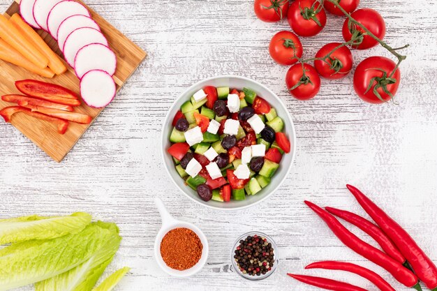 assiette de salade de légumes entourée d'autres légumes