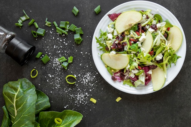 Assiette avec salade de pommes