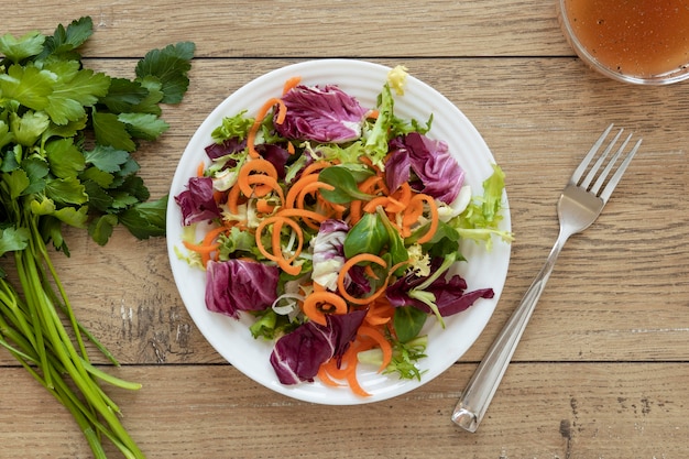 Assiette avec salade sur table