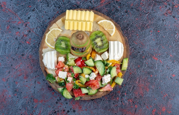 Assiette de salade verte avec beurre et fromage.