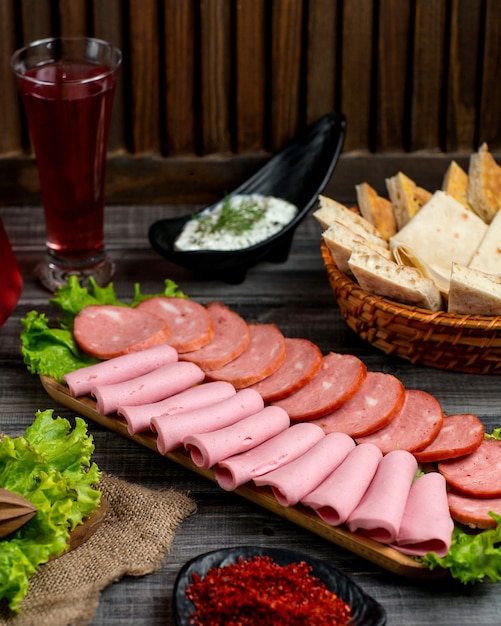 Assiette de salami avec pepperoni et salami