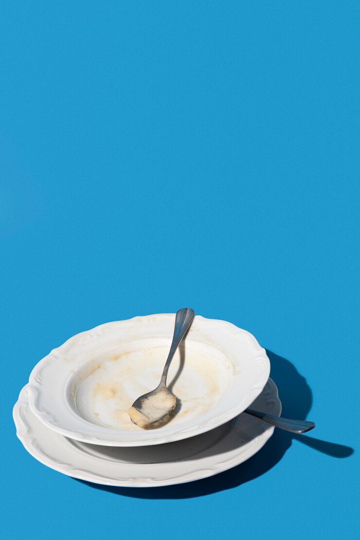 Photo gratuit assiette sale avec espace de copie de sauce restante