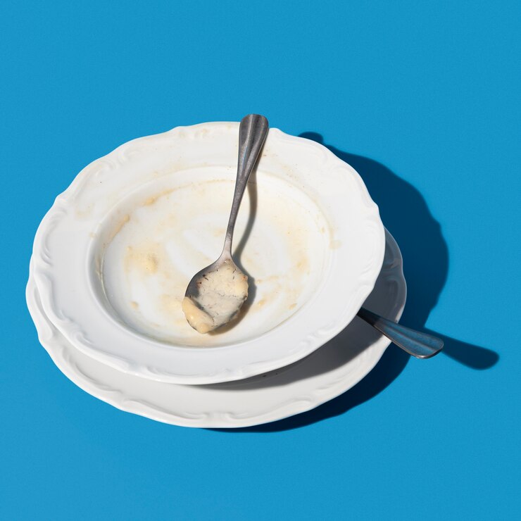 Photo gratuit assiette sale avec restes de sauce