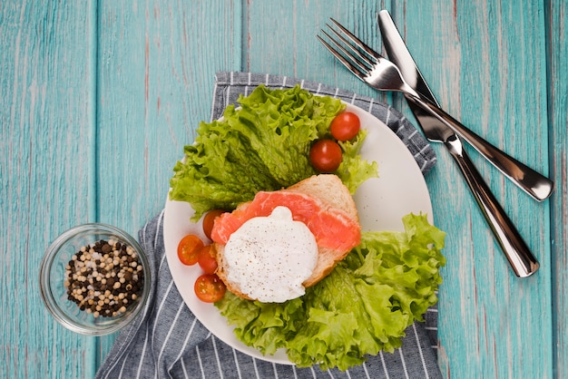 Assiette avec sandwich frais