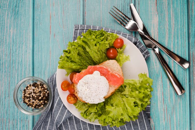 Assiette avec sandwich frais