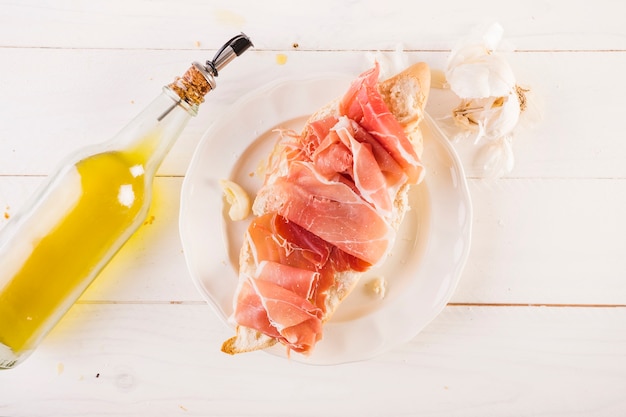 Assiette avec sandwich à la viande sur la cuisine de bureau