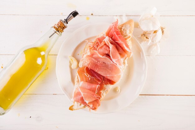 Assiette avec sandwich à la viande sur la cuisine de bureau