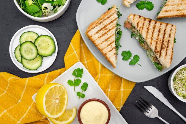 Assiette de sandwichs et mayonnaise