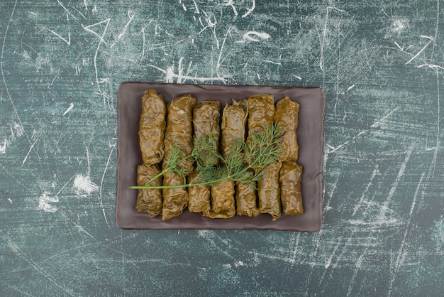 Assiette de savoureux dolma sur mur de marbre