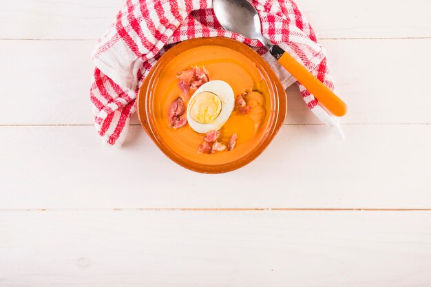 Assiette de soupe sur la table de cuisson