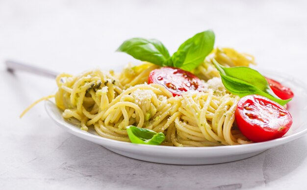 Assiette de spaghetti avec des tomates et du fromage