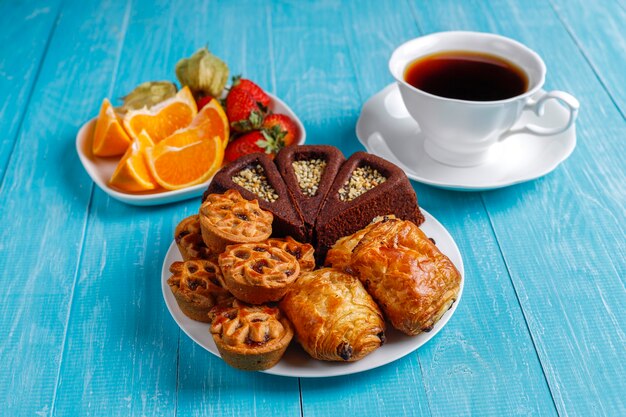 Assiette sucrée avec divers bonbons.