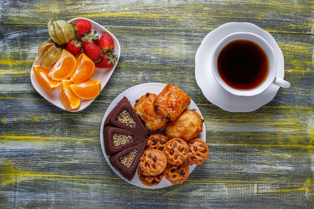 Assiette sucrée avec divers bonbons.