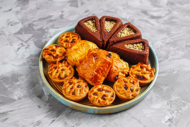 Assiette sucrée avec divers bonbons.