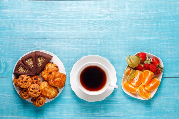 Assiette sucrée avec divers bonbons.