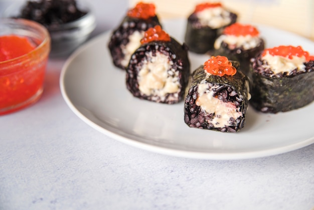 Assiette de sushi au caviar