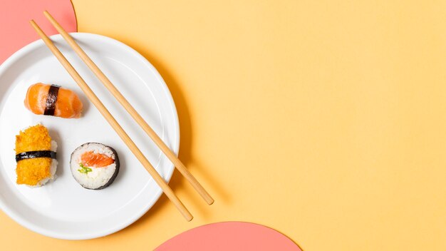 Assiette avec sushi et copie-espace
