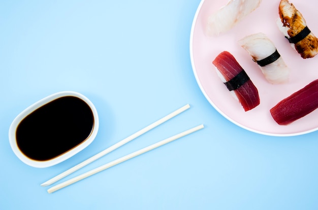 Photo gratuite une assiette à sushi sur fond bleu