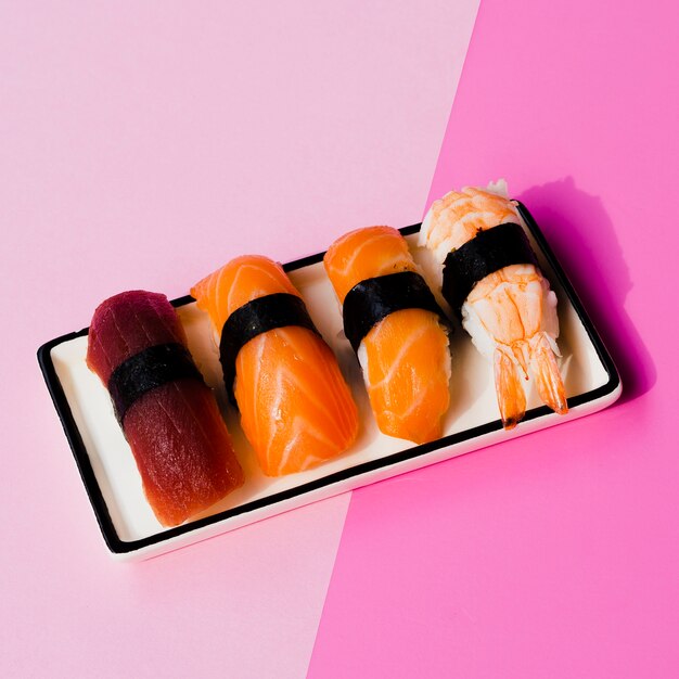 Assiette de sushi sur un fond de rose