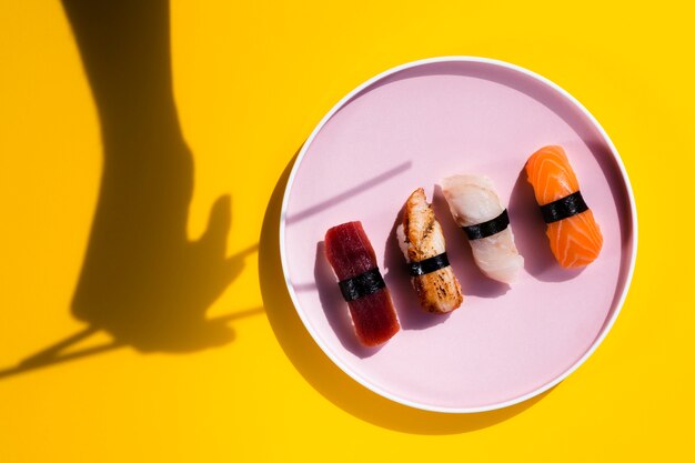 Assiette de sushi avec une ombre de baguettes