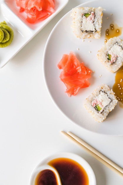 Assiette de sushi avec sauce et wasabi