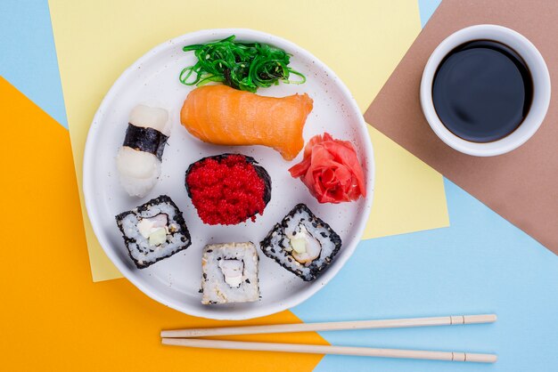 Assiette avec sushi et souce