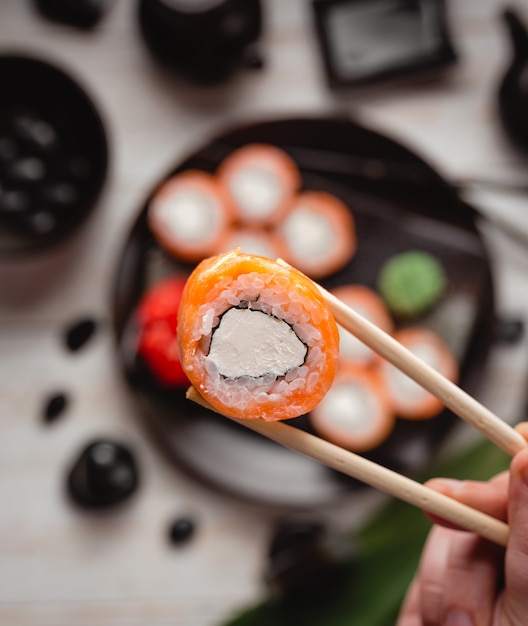 Photo gratuite assiette de sushi avec des sushis