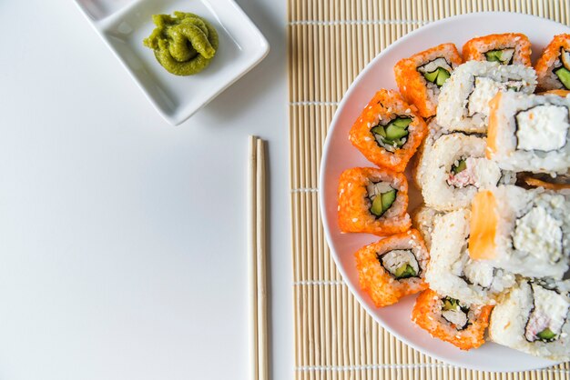 Assiette de sushi vue de dessus avec wasabi