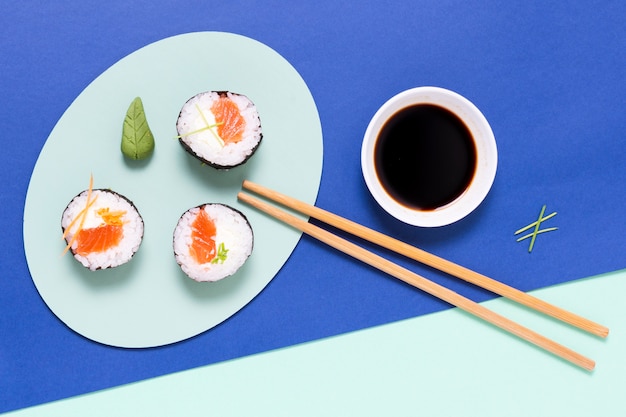 Photo gratuite assiette sur table avec sushi