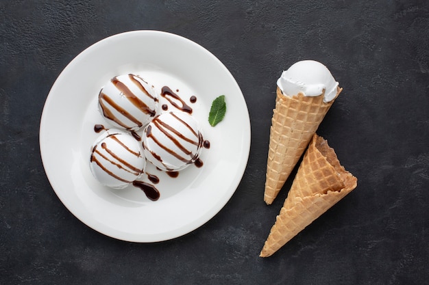 Assiette avec des tasses de crème glacée